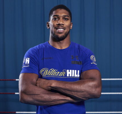 anthony joshua wearing william hill t-shirt